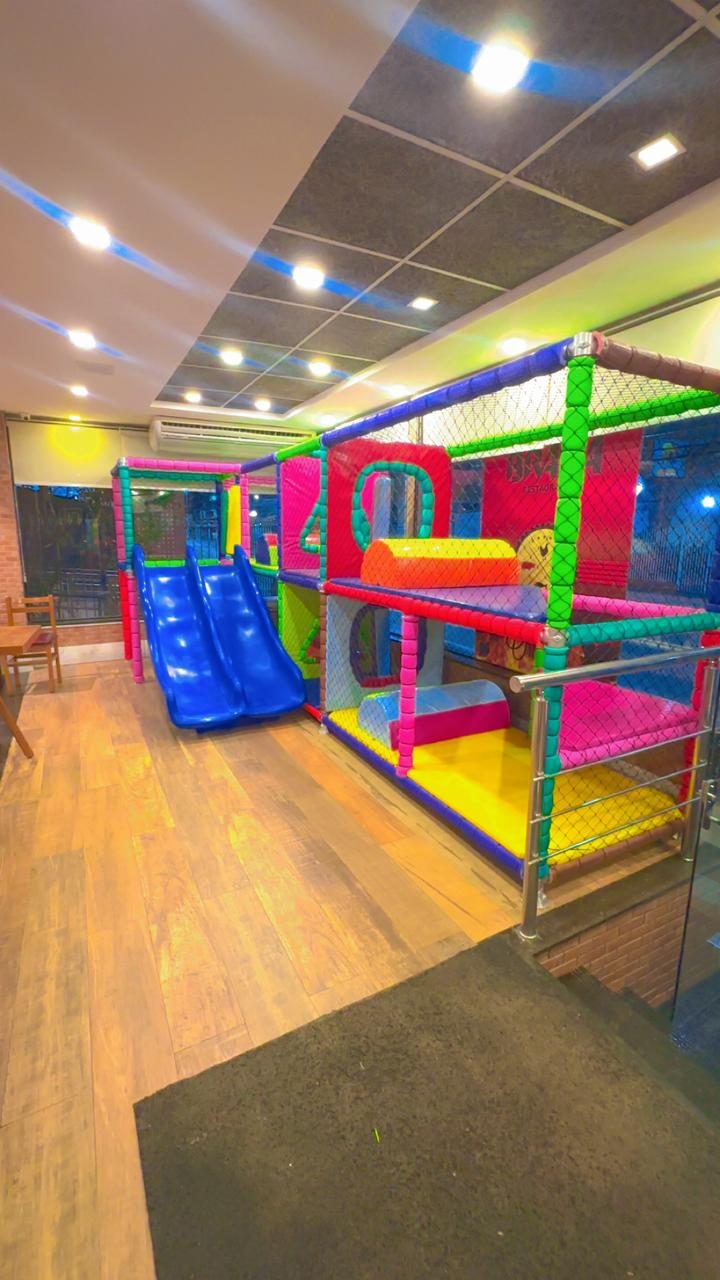 Brinquedão no restaurante Divan, piso de madeira e escorrega azul